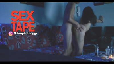 Mtsikana wasukulu wokongola ndi chibwenzi chake